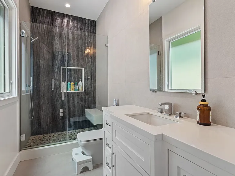 4435 Stansbury Ave — Photo 26