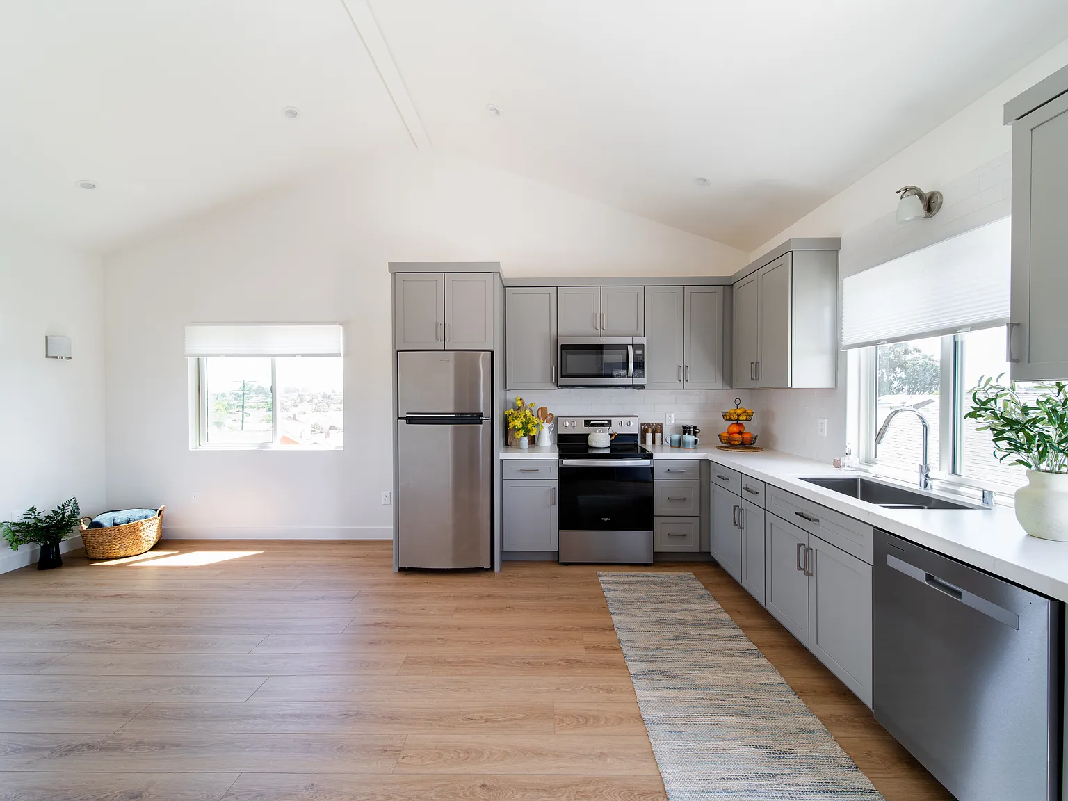 7410 Skyline Dr — Photo 2