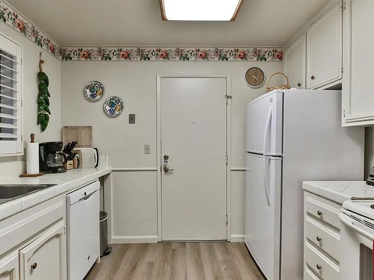 1068 Isabella Ave — Photo 14