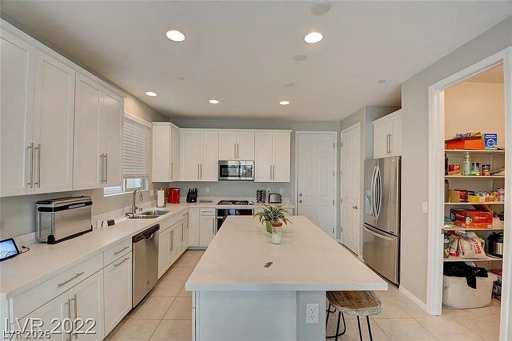 3 bed, 2.5 bath, 2030 sqft, $2,350 — Photo 4