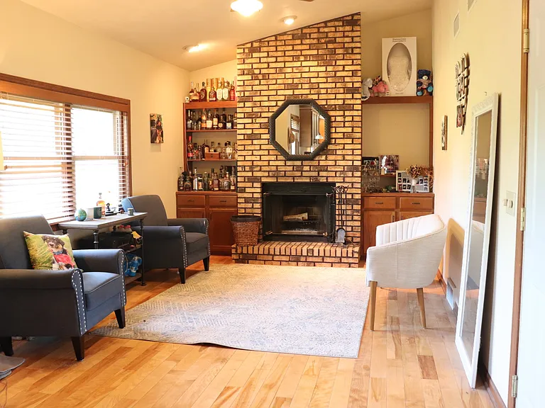 571 Harvest Ln — Photo 2