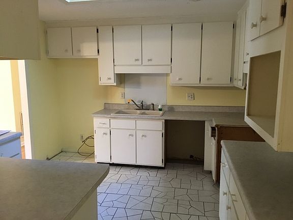 5th image of 109 SE 12th St