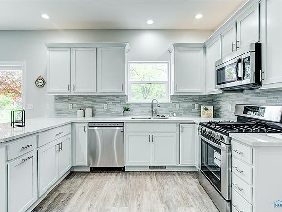 4th image of 1045 Hickory St