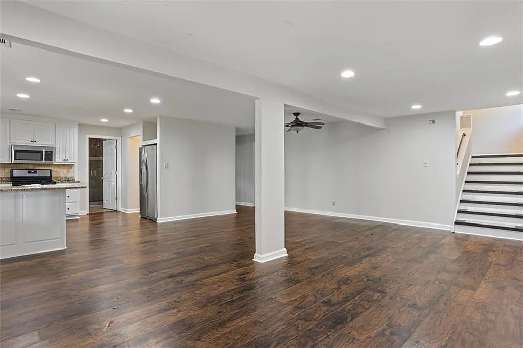 4 bed, 3.0 bath, 2700 sqft, $2,500 — Photo 2