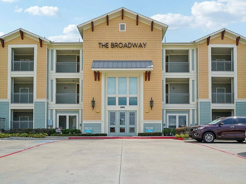 Welcome to The Broadway's modern leasing office entrance in Houston, Texas.