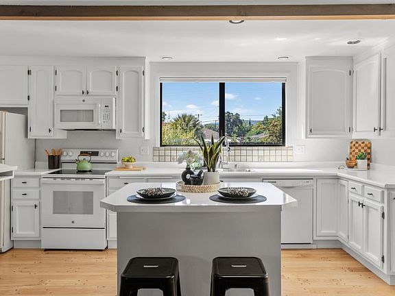 4th image of 329 Jones Street