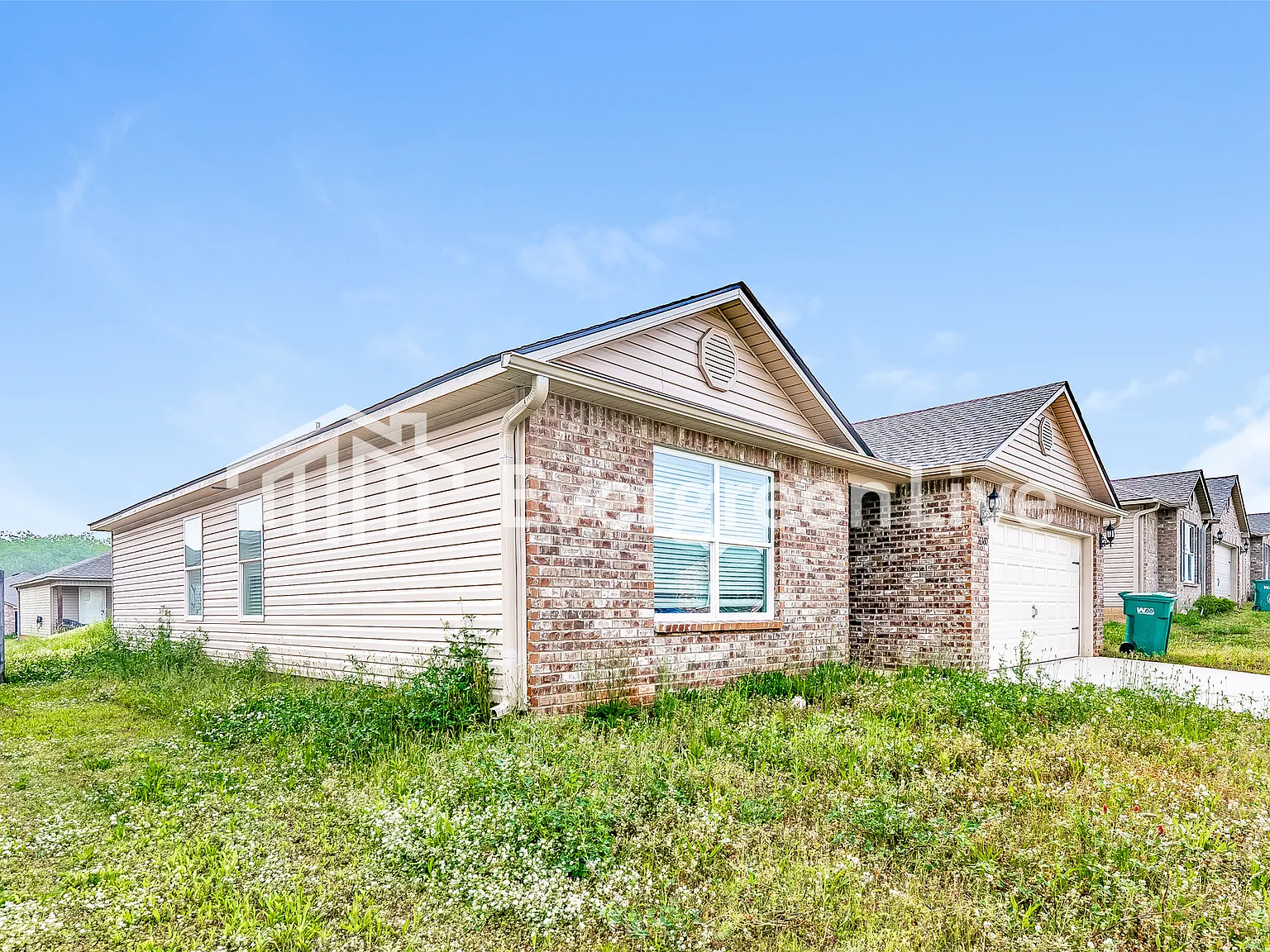 3 bed, 2.0 bath, 1355 sqft, $1,495 — Photo 2