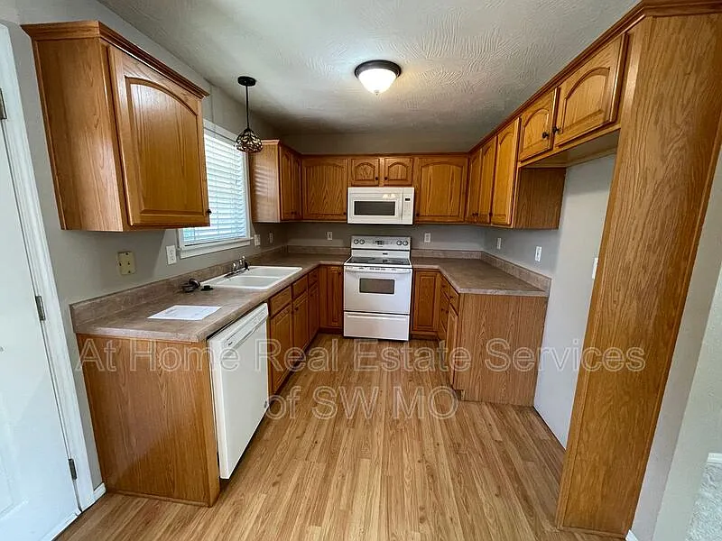 3 bed, 2.0 bath, 1338 sqft, $1,555 — Photo 4