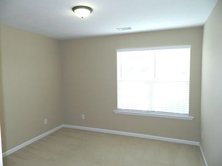 498 Sebastian Dr — Photo 4