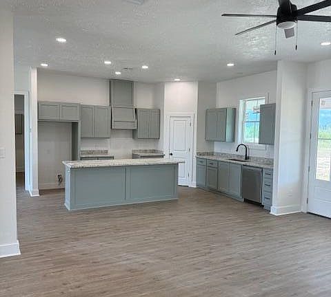 5th image of 317 Lauren Ln
