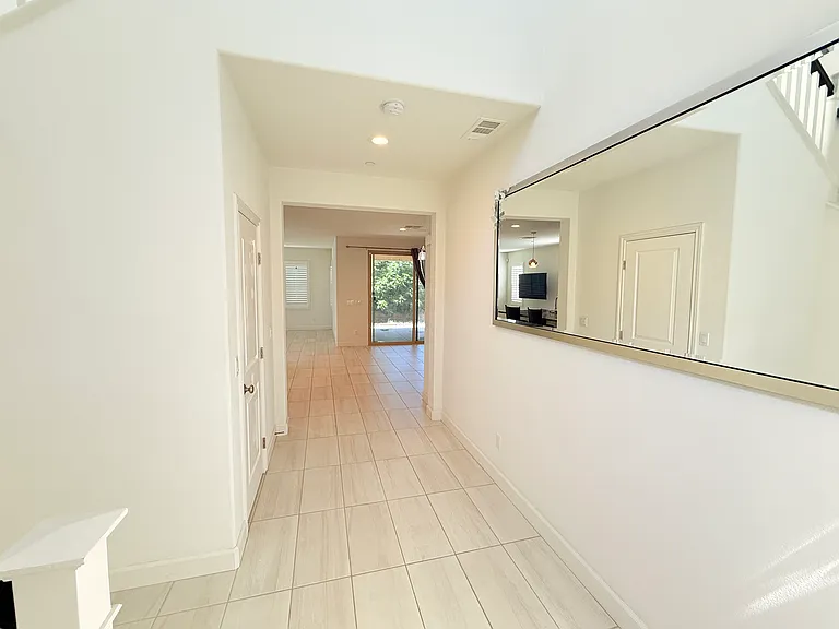 2751 E Agrarian St — Photo 2