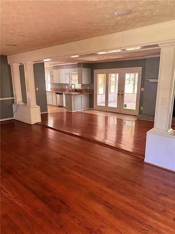3 bed, 2.0 bath, 1947 sqft, $2,095 — Photo 2