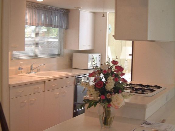 Updated kitchen w/gas 