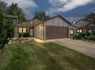 1033 Wheaton Oaks Dr, Wheaton, IL 60187