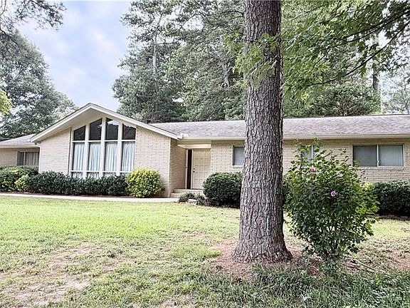 3rd image of 645 Dorsey Cir SW