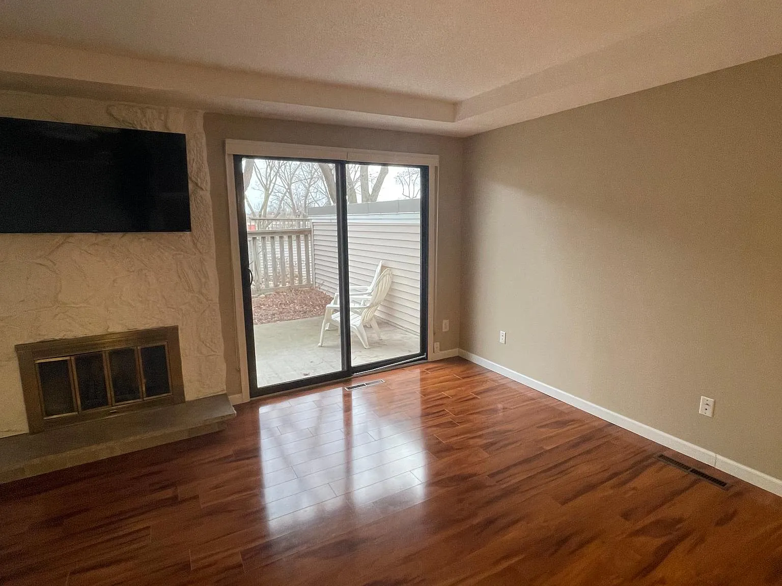 3 bed, 2.5 bath, 1324 sqft, $2,500 — Photo 3