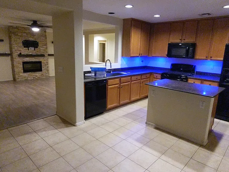906 E Desert Rose Trl — Photo 3