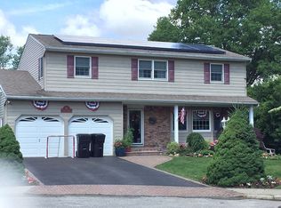 10 East Ct, West Islip, NY 11795