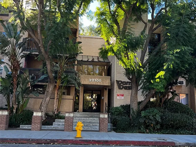 22100 Burbank Blvd #22100 — Photo 27