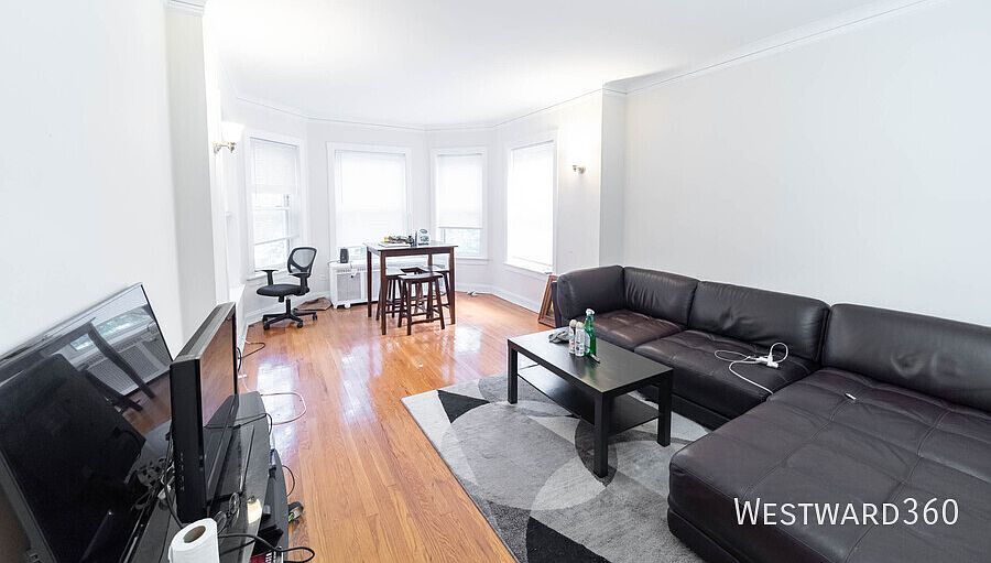 1st image of 7646 N Greenview Ave APT 2