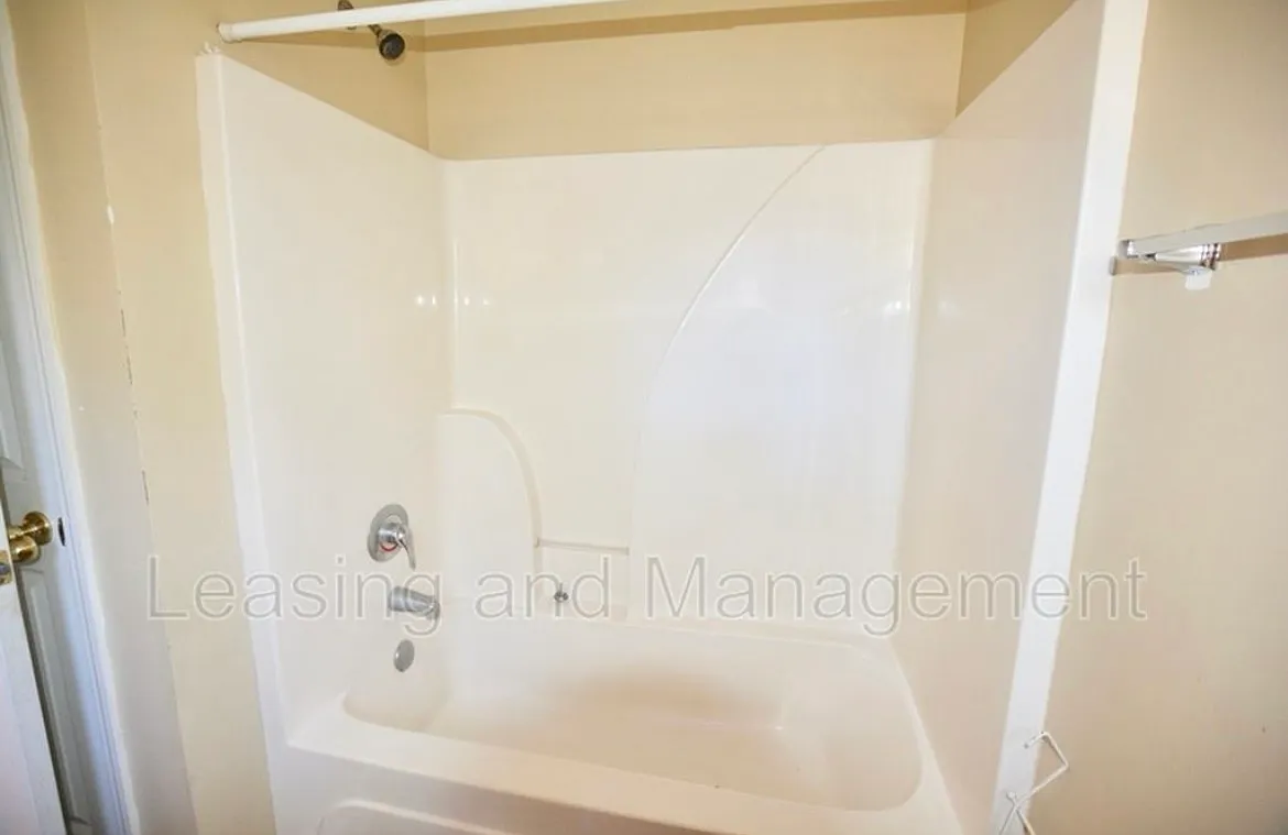 3 bed, 2.5 bath, 1287 sqft, $1,800 — Photo 3
