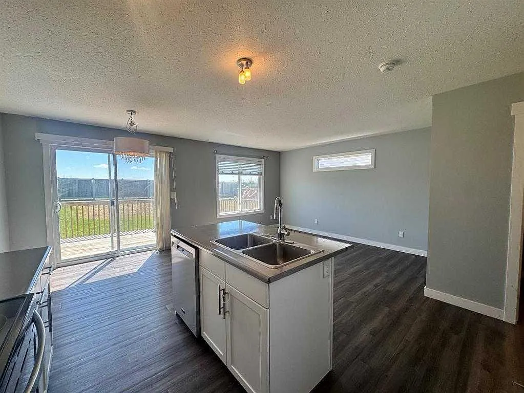 3 bed, 1.5 bath, 1061 sqft, $2,250 — Photo 4