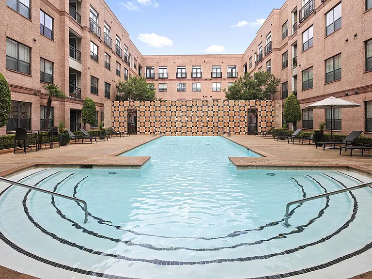 Camden Plaza — Photo 18