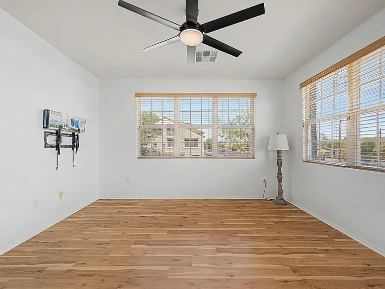 2233 E Huntington Dr — Photo 4