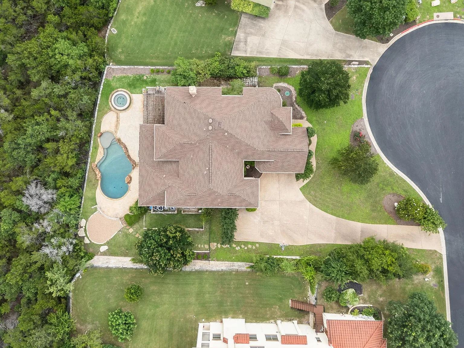 5 bed, 4.5 bath, 7864 sqft, $10,000 — Photo 3