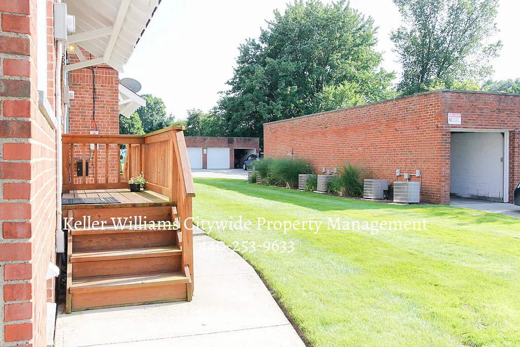 2 bedroom condo with garage in Rocky River — Photo 3