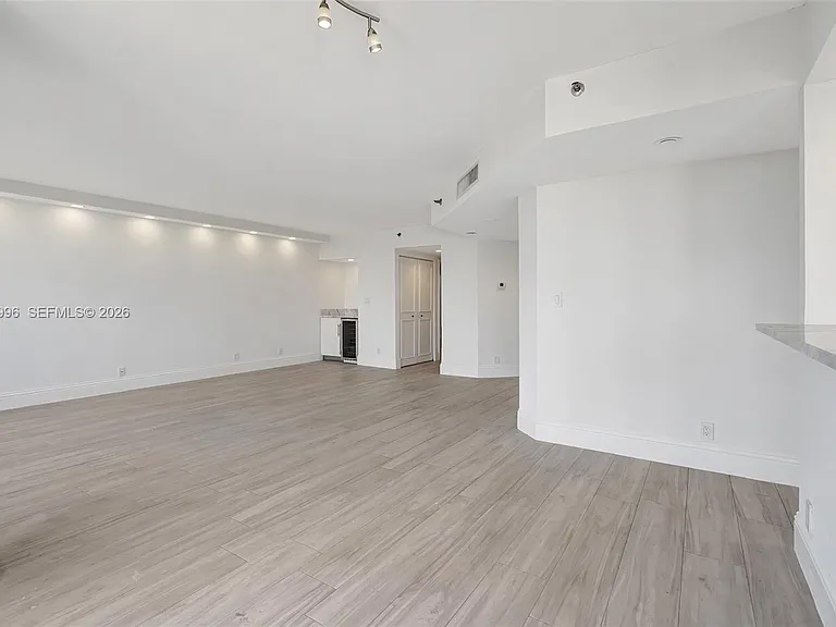 1000 Island Blvd #707 — Photo 9