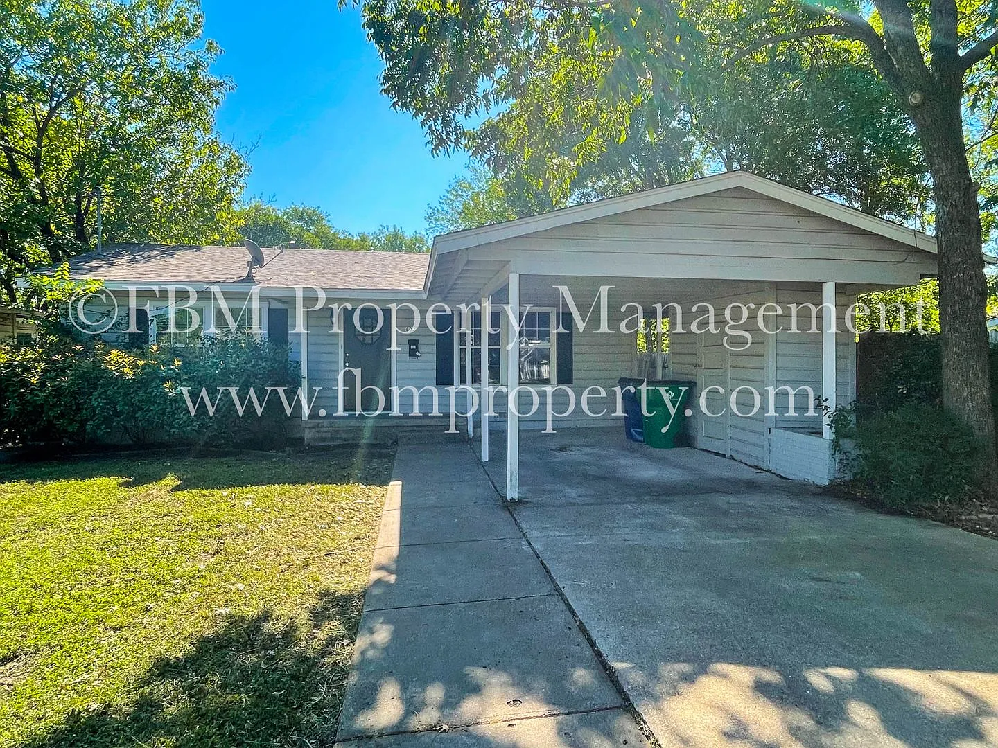 802 Dunn St - Cozy 2 Bedroom, 1.5 Bathroom Home in Waxahachie, TX! — Photo 2
