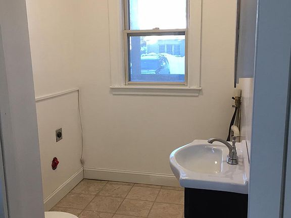 1/2 bath w/washer & Electric Dryer hook-up