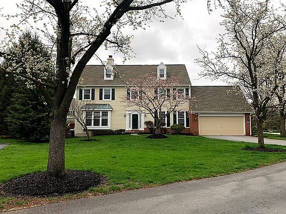It has a huge front lawn!