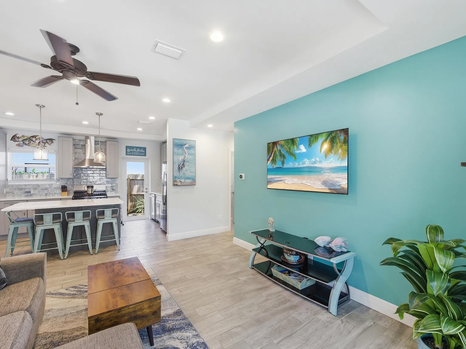 3 bed, 2.0 bath, 1450 sqft, $4,000 — Photo 4