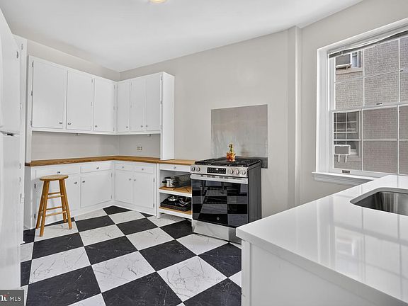 5th image of 2737 Devonshire Pl NW APT 402