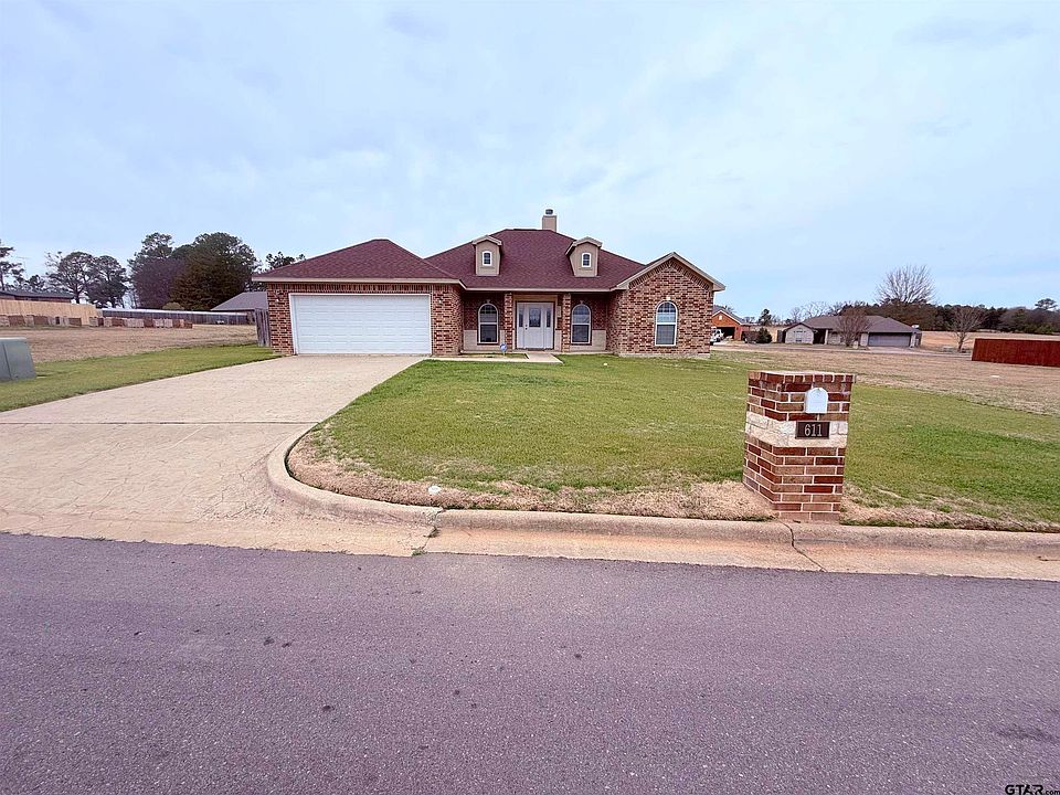 1st image of 611 Dela Cruz Dr