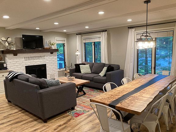 Open floor plan living, dining and kitchen on the main level