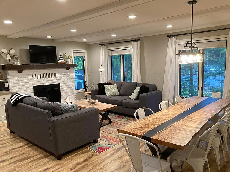 Open floor plan living, dining and kitchen on the main level