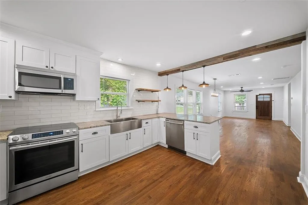3 bed, 2.0 bath, 1390 sqft, $2,200 — Photo 3