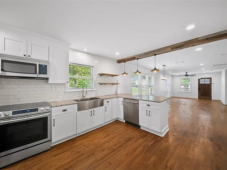 1060 Regent St SW — Photo 3