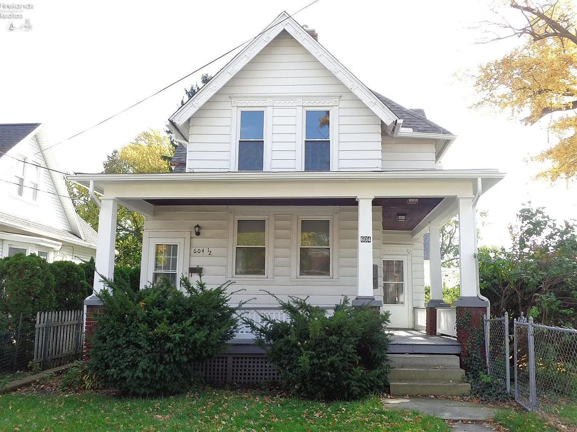604 Neil St photo 1