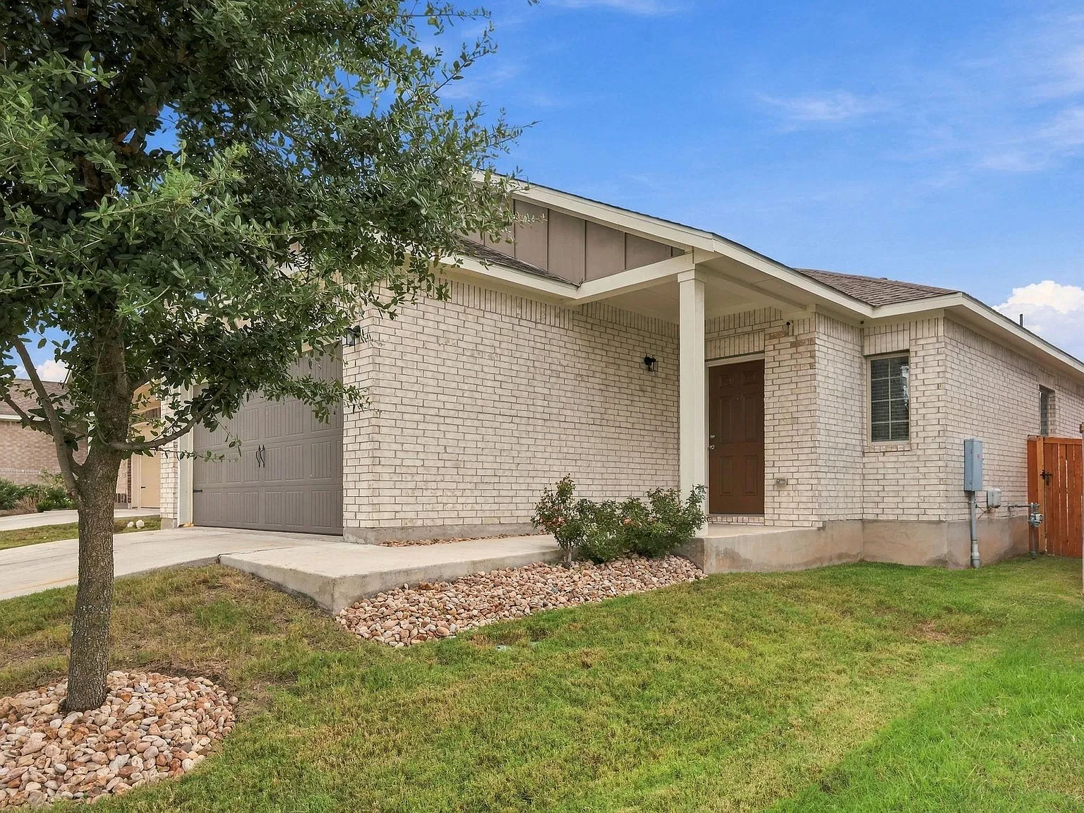 3 bed, 2.0 bath, 1494 sqft, $2,400 — Photo 1
