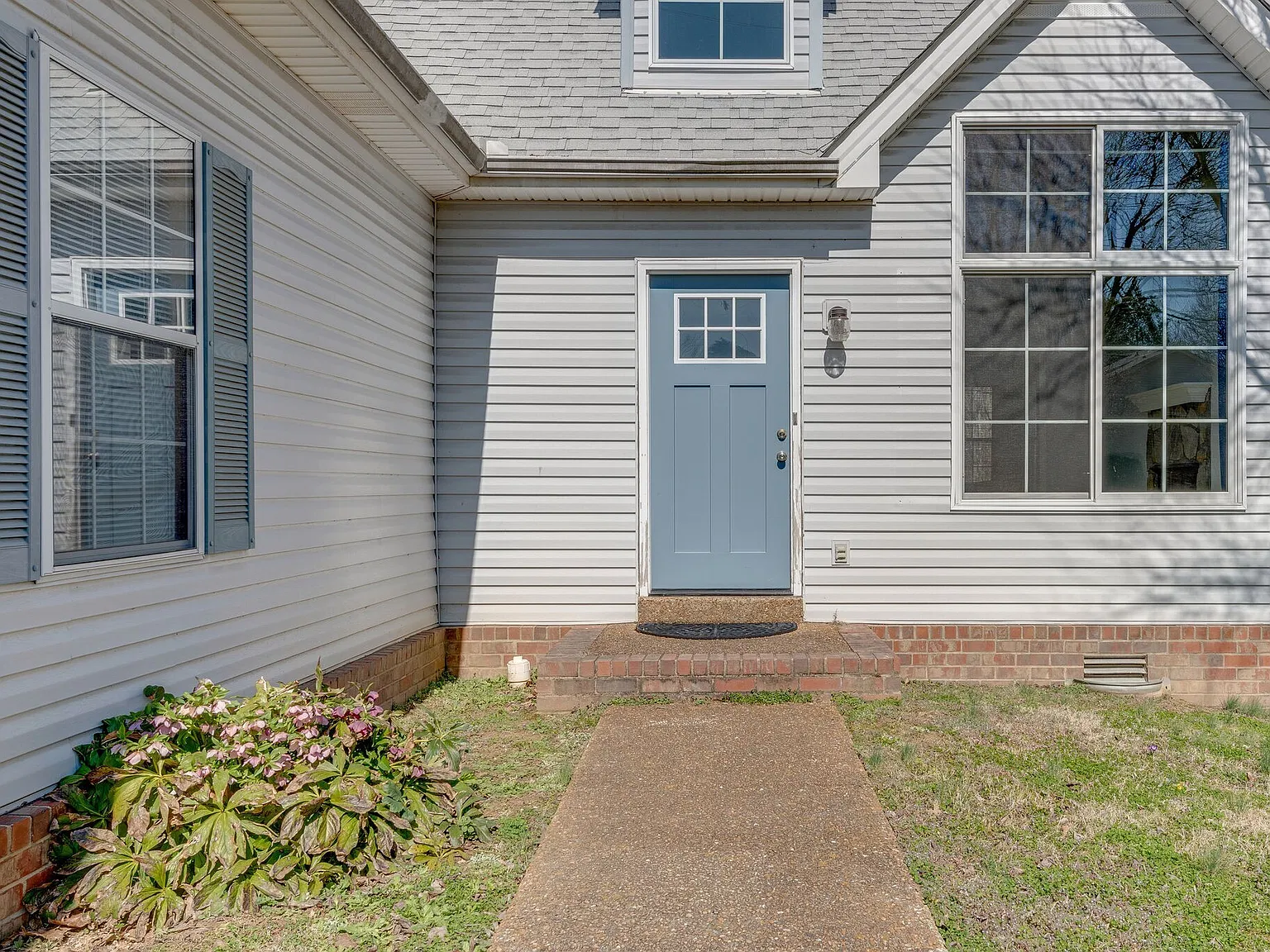 4 bed, 2.5 bath, 2135 sqft, $2,500 — Photo 2