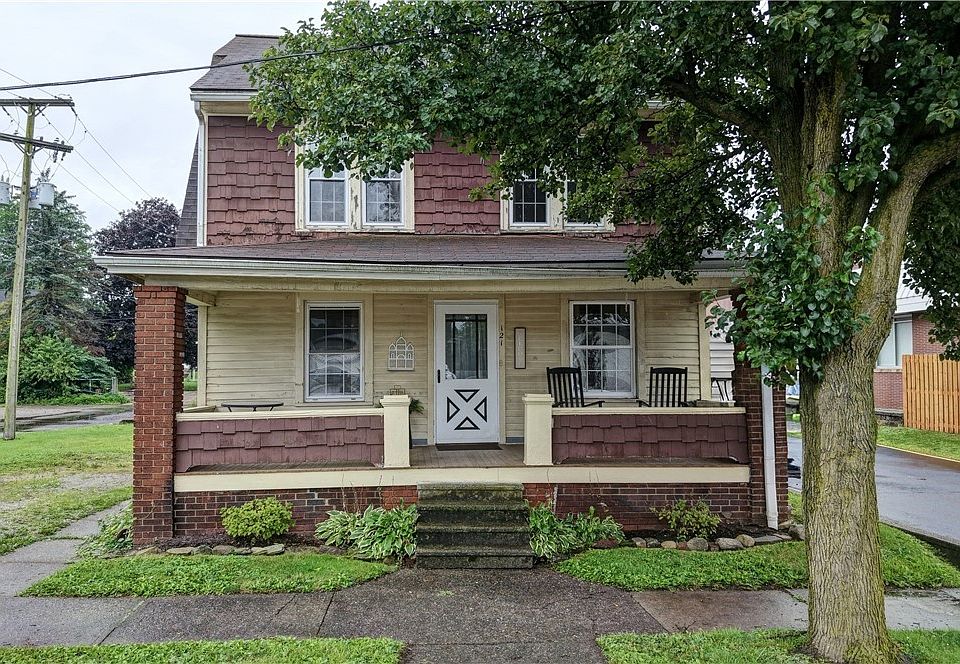 1st image of 121 2nd St SE