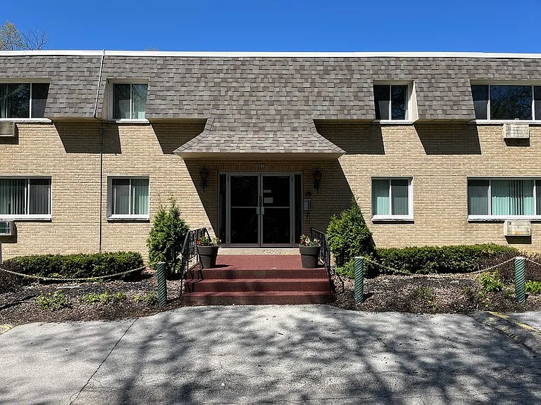 Ridge Manor Apartments — Photo 21