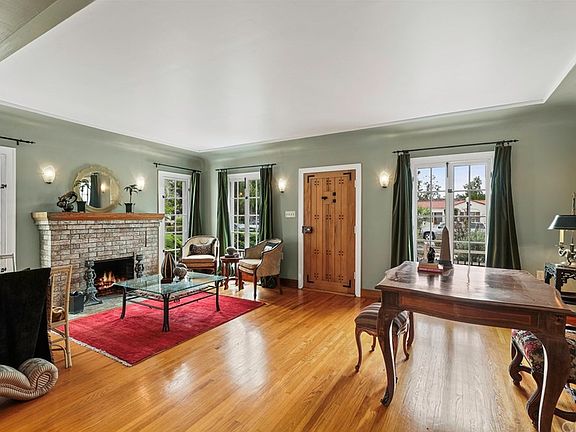 5th image of 2439 N Heliotrope Dr