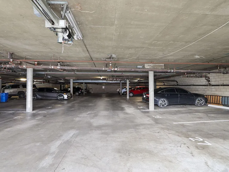 Bush Apartments — Photo 15