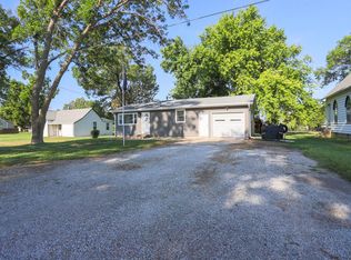806 Johnson St, Crescent, IA 51526