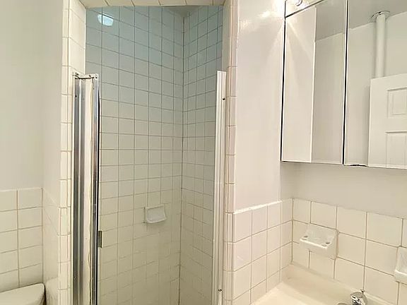 3rd image of 9 Montague Ter APT 4D